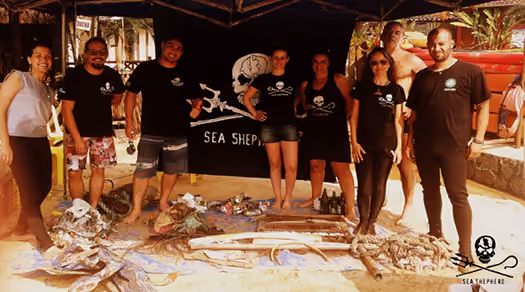 Lixo subaquático recolhido. Voluntários e Embaixada Mar e Vida Ecotrip na Praia do Curral – Ilhabela/SP