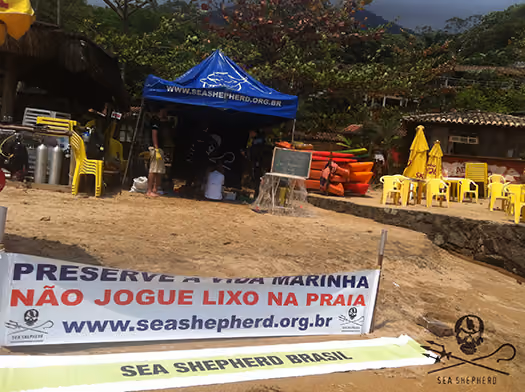 Tenda Sea Shepherd Brasil Núcleo SP na Praia do Curral- Ilhabela para separação dos animais e do lixo.