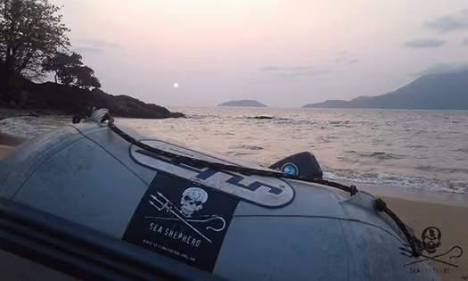Final do dia e bote de apoio aos mergulhadores – Ilhabela/SP
