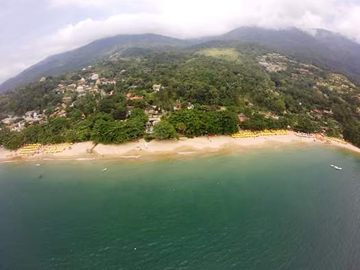 Praia do Curral – Ilhabela/SP onde ocorreu limpeza de praia e do fundo marinho.