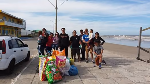 Em Cidreira no Rio Grande do Sul também fizeram limpeza de praia.