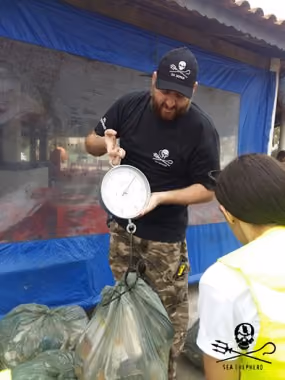 Pesagem do lixo em Itanhaém/SP que somou mais de 400 kg.