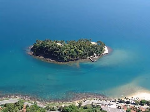 Vista aérea da Ilha das Cabras e Praia das Pedras Miúdas, trecho da U.C. – Ilhabela/SP imagem da internet