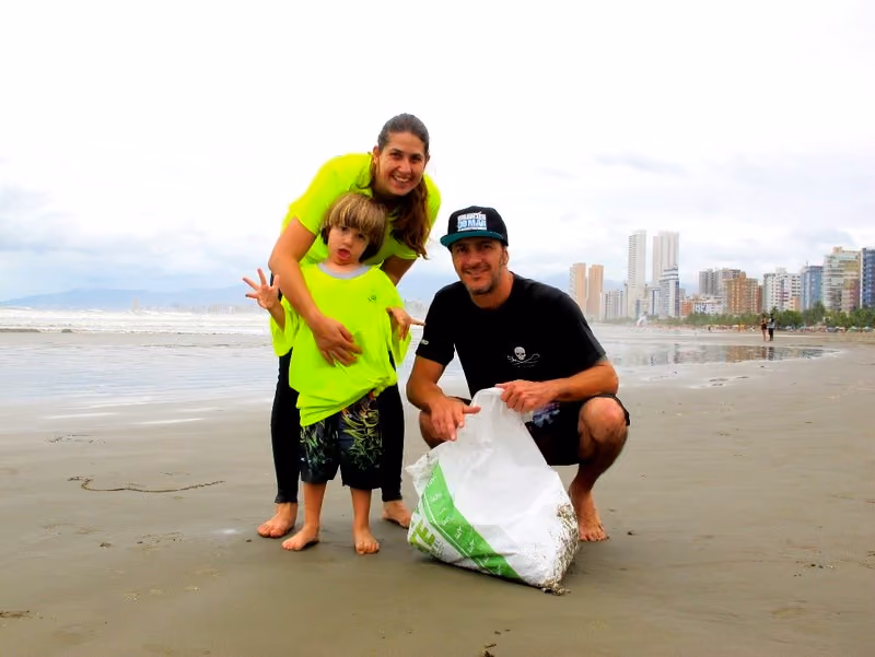 Na foto Erick e família, todos participando da limpeza da praia.