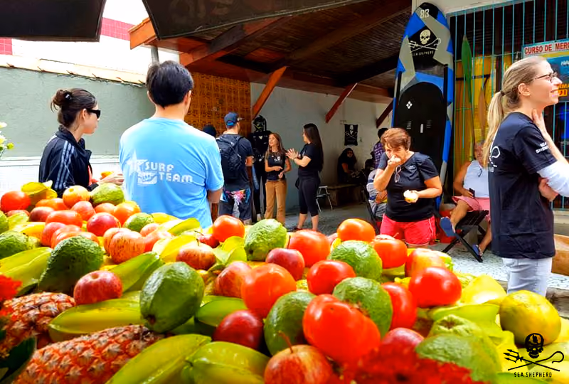 Apoiadores presentearam o evento com uma mesa de frutas para recepcionar os convidados