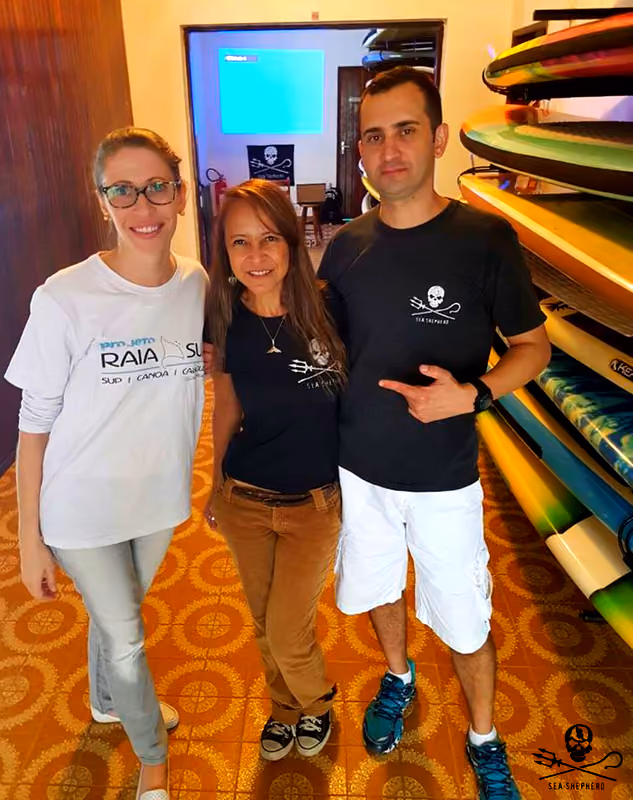 Na foto os proprietários da Raia Sul, Lizz e Eduardo Dias e Mara Lott Sea Shepherd Brasil (ao centro).