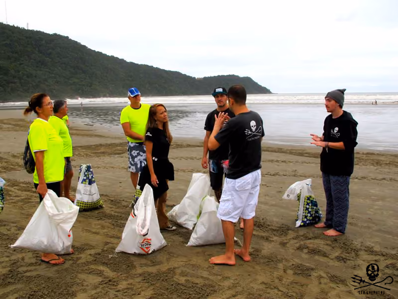 Acima voluntários e membros da Sea Shepherd na ação de limpeza da praia.