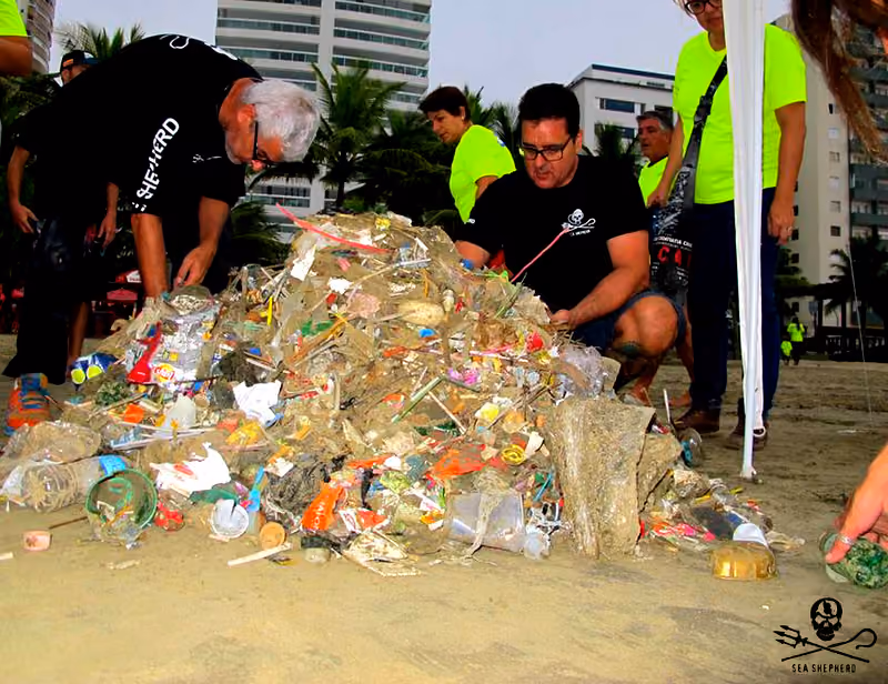 Em poucos minutos 200 quilos de lixo foram retirados e separados na orla da praia.