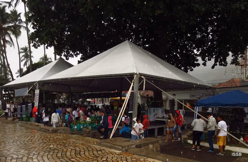 Praça do evento com apresentação de teatro e distribuição de mudas de árvores da Mata Atlântica.