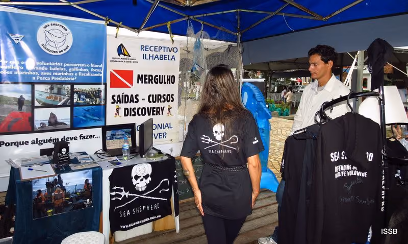 Stand com mostruário de produtos, vídeos das campanhas, desenhos de colorir, educação ambiental