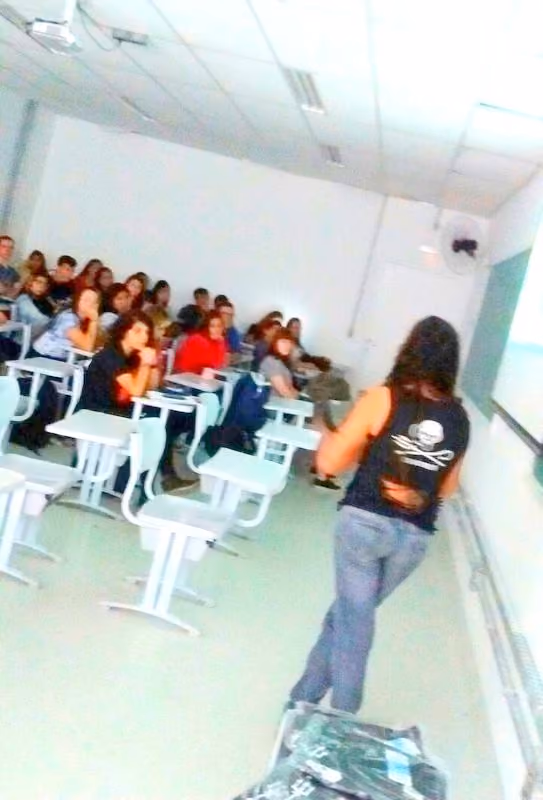 Alunos de biologia da Unifesp atentos na apresentação
