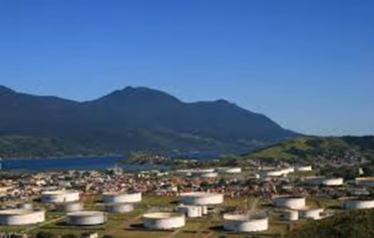 Terminal petrolífero em São Sebastião e Ilhabela ao fundo – imagens da internet
