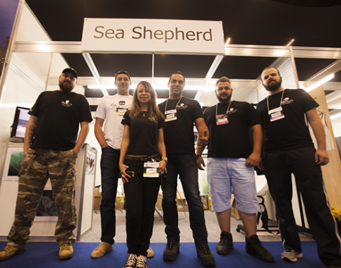 Voluntários Núcleo SP Thiago Ferraresi, Ricardo Fernandes e Bruno Benedito. Wendell Estol Diretor Nacional, Mara Lott Diretora Adm e Cristian Dimitrius Embaixador do Mar no estande Padi Dive Festival 2016. Foto Gabriel Barbosa.