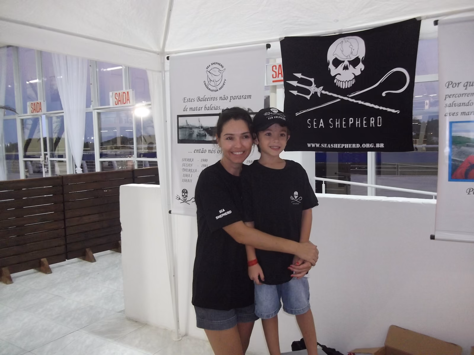 Mãe e filho no stand do ISSB. Foto: Rodrigo Marques