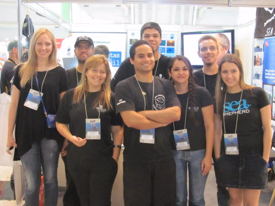 Voluntários, no estande do Instituto Sea Shepherd Brasil. Crédito: Núcleo RJ