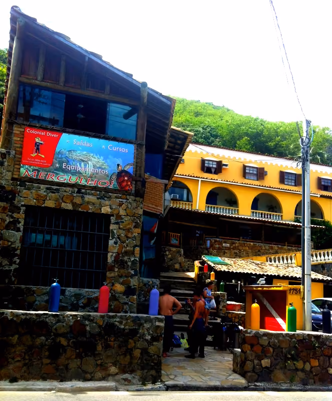Fachada da Embaixada da Sea Shepherd, Colonial Divers em Ilhabela/SP