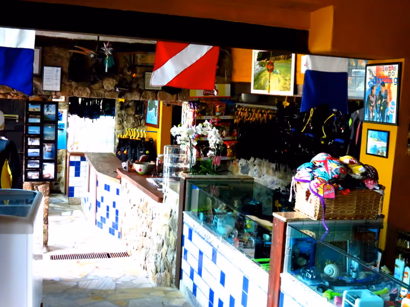foto-3-loja-da-operadora-de-mergulho-colonial-diver