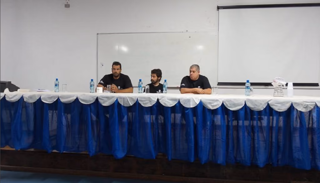 Ed Bastos abordando os impactos do lixo no ambiente marinho. Foto: ISSB