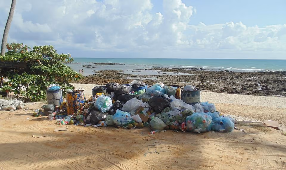 Imagens que retratam o descaso da Prefeitura com o lixo urbano. Praia da Carapibus. Foto: Bruna Carvalho.