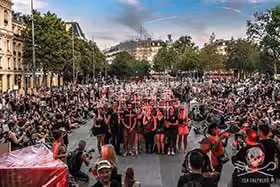 Milhares alinhados nas ruas de Paris, França, para se manifestar contra o grindadráp.