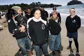 Lamya Essemlali e o grupo da Sea Shepherd França (Guyve, Christelle, Samy, Melodie, Thomas, Brian). Foto: Sea Shepherd