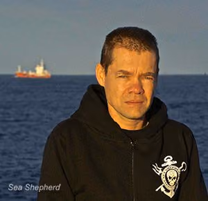 O capitão do SSS Sam Simon, Luis Manuel Pinho, com o Sun Laurel a distância. Foto: Billy Danger