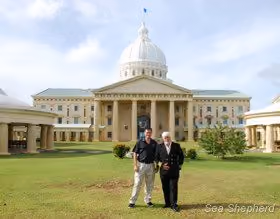 Capitão Paul Watson e o CEO Roest na frente do prédio do governo de Palau. (Foto: Steve Roest)