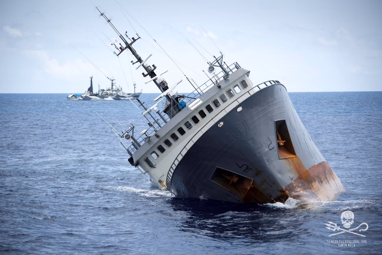 Após a perseguição nos oceanos o navio pirata Thunder que fazia a pesca ilegal hoje está no fundo do oceano na costa da África