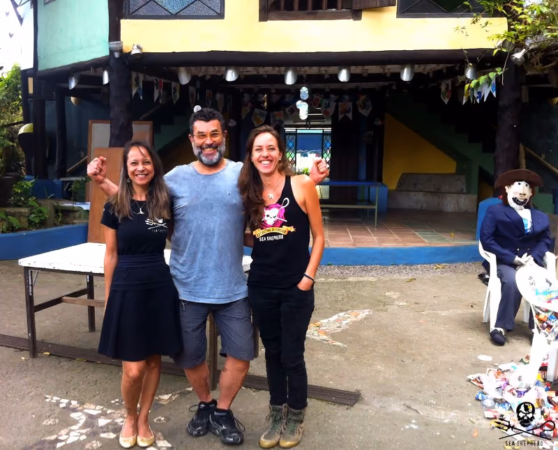 Ao final de dois dias de palestras, Bia Figueiredo com Diretor do Colégiob Angelo Cavalheiro e Diretora Regional Sea Shepherd Brasil Mara Lott