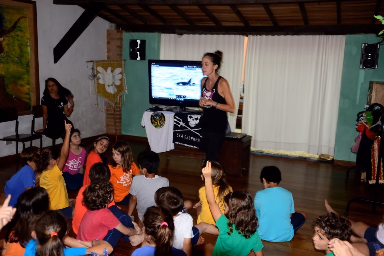 Bia mostrando vídeos da Operação Icefish 2014/2015