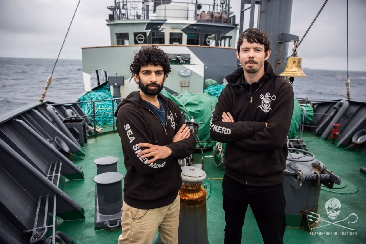 Capitão Siddharth Chakravarty e Peter Peter Hammarstedt no navio Sam Simon – foto Jeff Wirth