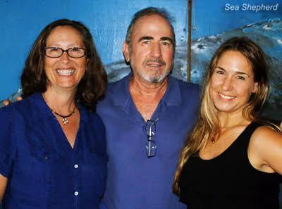 A especialista em recifes de Maui, Rene Umberger, com o Vice-Presidente da Sea Shepherd, Robert Winter, e a Diretora da Sea Shepherd Hawaí e líder da campanha Operação em Defesa dos Recifes, Deborah Bassett. Foto: Deb Bassett / Sea Shepherd