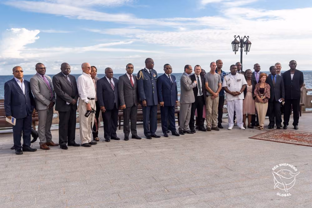 Representantes do Ministério da Defesa, Ministério da Pesca, Agência Nacional dos Pescadores, Agência de Parques Nacionais, e a Marinha Nacional na conferência com a mídia da Operação Albacore. Foto: Alejandra Gimeno