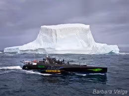 O Gojira (Godzila) em frente a um Iceberg