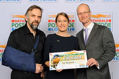 Geert Vons e Daan Molenaar recebem o cheque de Judith Lingeman. Foto: Roy Beusker