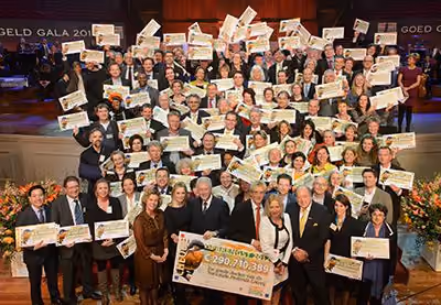Todos os beneficiários da National Postcode Lottery com o convidado de honra e ex-presidente dos Estados Unidos, Bill Clinton. Foto: Roy Beusker