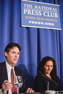 O advogado Charles Moure, junto da Diretora Administrativa da Sea Shepherd, Susan Hartland, e ao Diretor de Inteligência e Investigações, Scott West (não mostrado), explica os detalhes da petição apresentada na Suprema Corte dos EUA. Foto: Sam Hurd, Clube Nacional de Imprensa