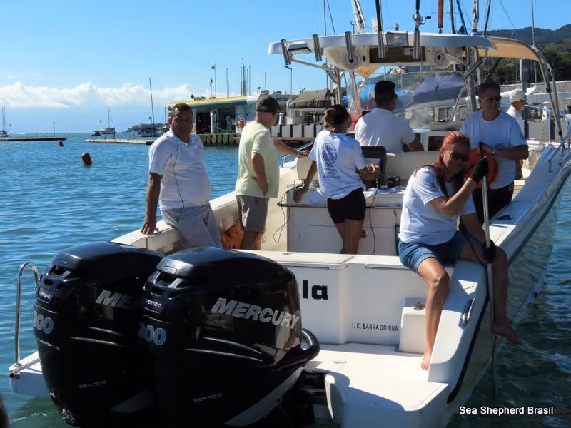 Embarcação rastreando o fundo com sonar side scan – foto: ISSB