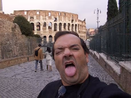 Essa, a propósito, é minha opinião sobre Roma - uma cidade suja, barulhenta, de gente grossa, em que os fantásticos monumentos arqueológicos foram primeiro cobertos de capelas, igrejas e outras porcarias cristãs, e depois cercadas de autopistas como as que passam a um metro do Coliseu. Quem fez isso devia ir pra cadeia... mas lá é meio como aqui.