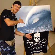 O Embaixador do Mar - Erick Wilson e a tela Waves.