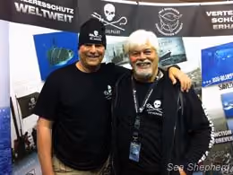 O Capitão Paul Watson e o ator Richard Dean Anderson