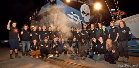 Rodney Augustine com a tripulação Sea Shepherd. Foto: Tim Watters