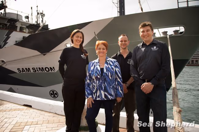 Marie Ficarra visita o Sam Simon, com a diretora da Sea Shepherd, Michelle Mossfield , o diretor de desenvolvimento, Aaron Barnes e o gerente do navio, James Brooks. Foto: Sea Shepherd Austrália / Tim Walters
