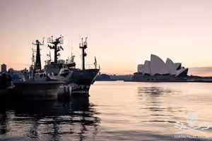 O Sam Simon com a Sydney Opera House ao fundo. Foto: Sea Shepherd Austrália / Tim Watters