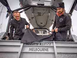 Vice-líder dos Verdes, Adam Brandt e o capitão Locky Maclean revelam o novo porto de origem do Brigitte Bardot, Melbourne, Austrália. Foto: Simon Ager