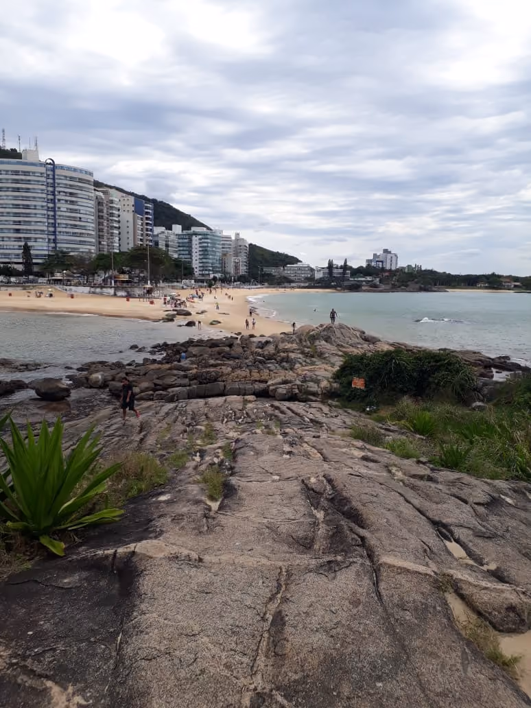 Parte do lixo descartado foi coletado entre as rochas da Praia da Sereia