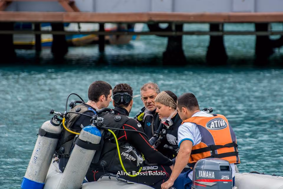 O local de mergulho foi o píer do Yatch Clube e Pescadores da Praia de Santa Tereza. O píer de uso conjugado aloja lixo de ambos os lados.