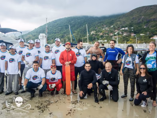 Equipe de apoio Yatch Clube de Ilhabela, Sea Shepherd Brasil, Mergulhadores autônomos, Corpo de Bombeiros e Mar e Vida Ecotrip. Foto Aline Basse/Balaio