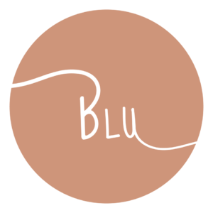 A Blu é uma marca de roupas femininas, e desde o início temos a missão de retribuir ao planeta, incentivando um perfil de consumo mais consciente.
