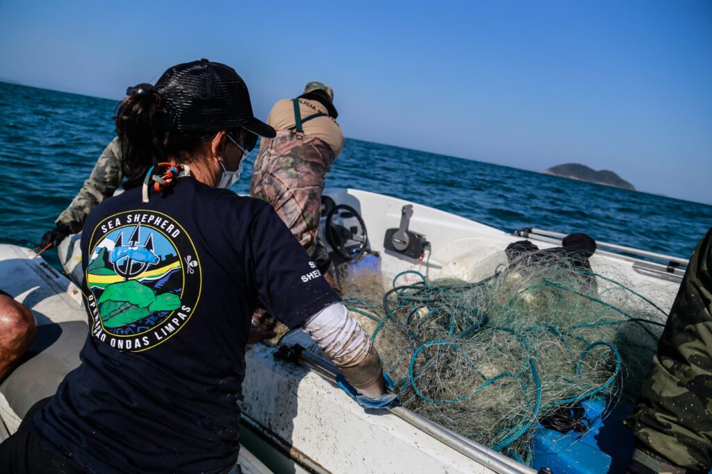 Sea Shepherd e Polícia Militar Ambiental retiram mais de um quilômetro de redes ilegais de pesca em operação conjunta